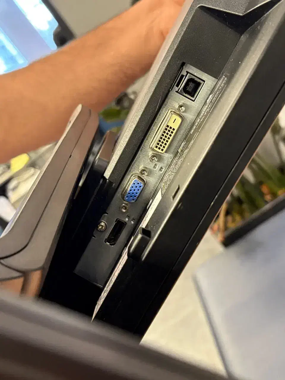 مانیتور hp e231|قطعات و لوازم جانبی رایانه|تهران, فلسطین (میدان انقلاب)|دیوار