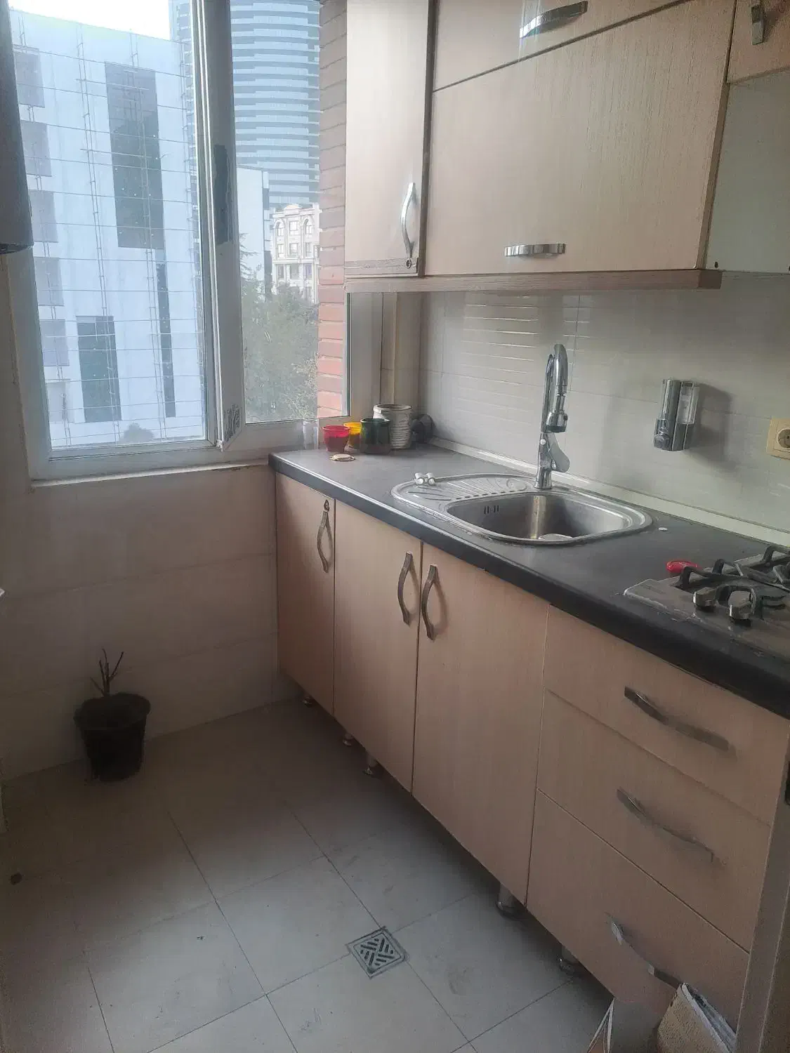 ۱۸۵مترطبقه همکف ۳خواب