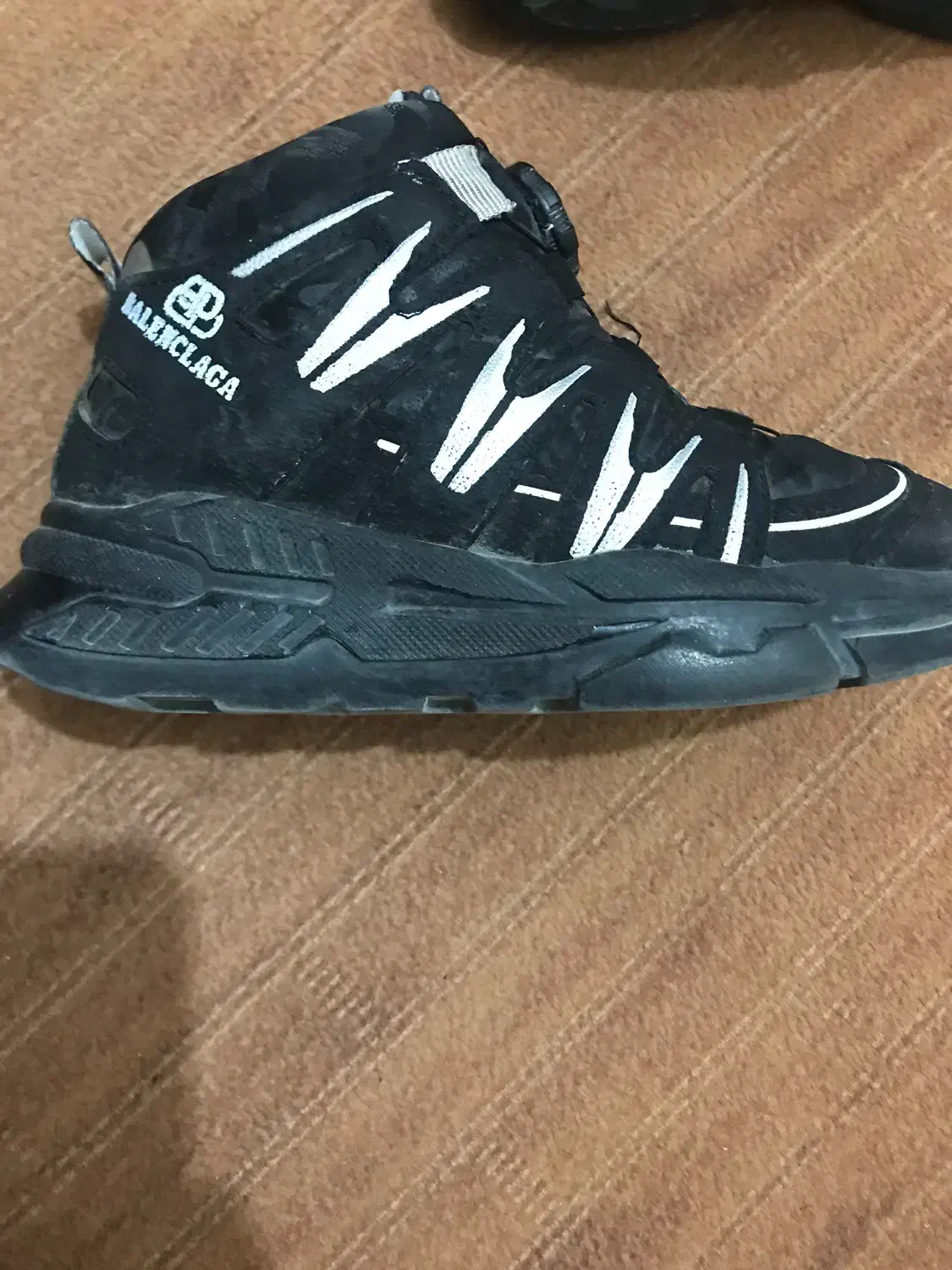 کفش پسرانه|کفش و لباس بچه|اندیشه, اندیشه فاز ۴|دیوار