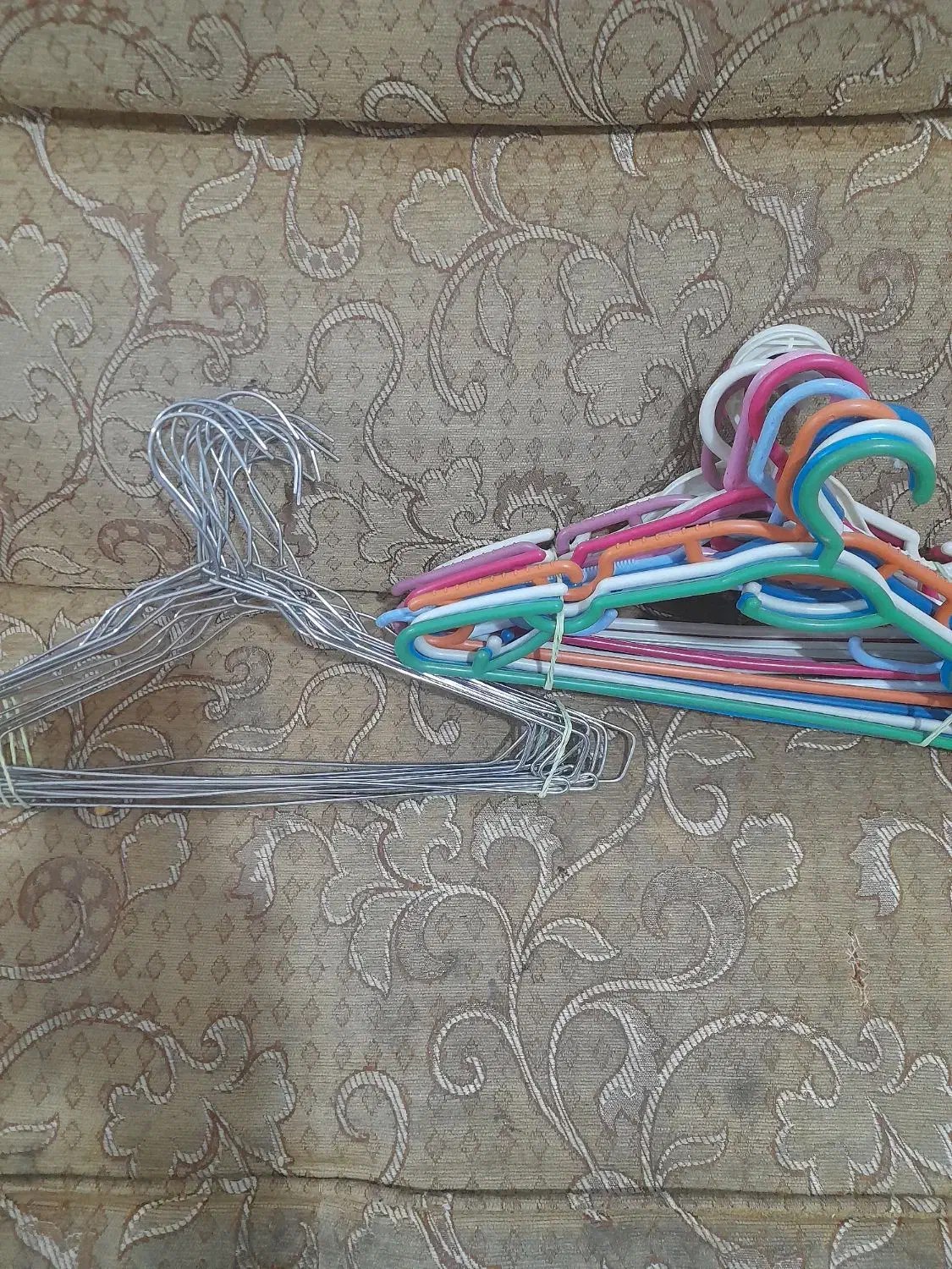 فروش چوب لباسی فلزی و پلاستیکی|بندرخت و رخت‌آویز|خرم‌آباد, |دیوار