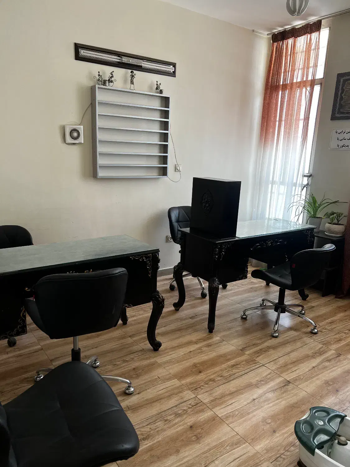 میز ناخن|آرایشگاه و سالن‌های زیبایی|بومهن, |دیوار