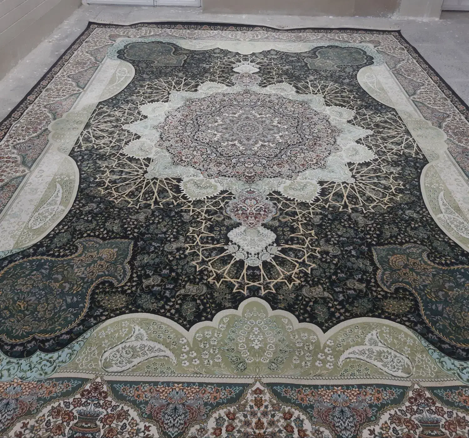 قالی ۱۲ متری|فرش|فیروزآباد (فارس), |دیوار