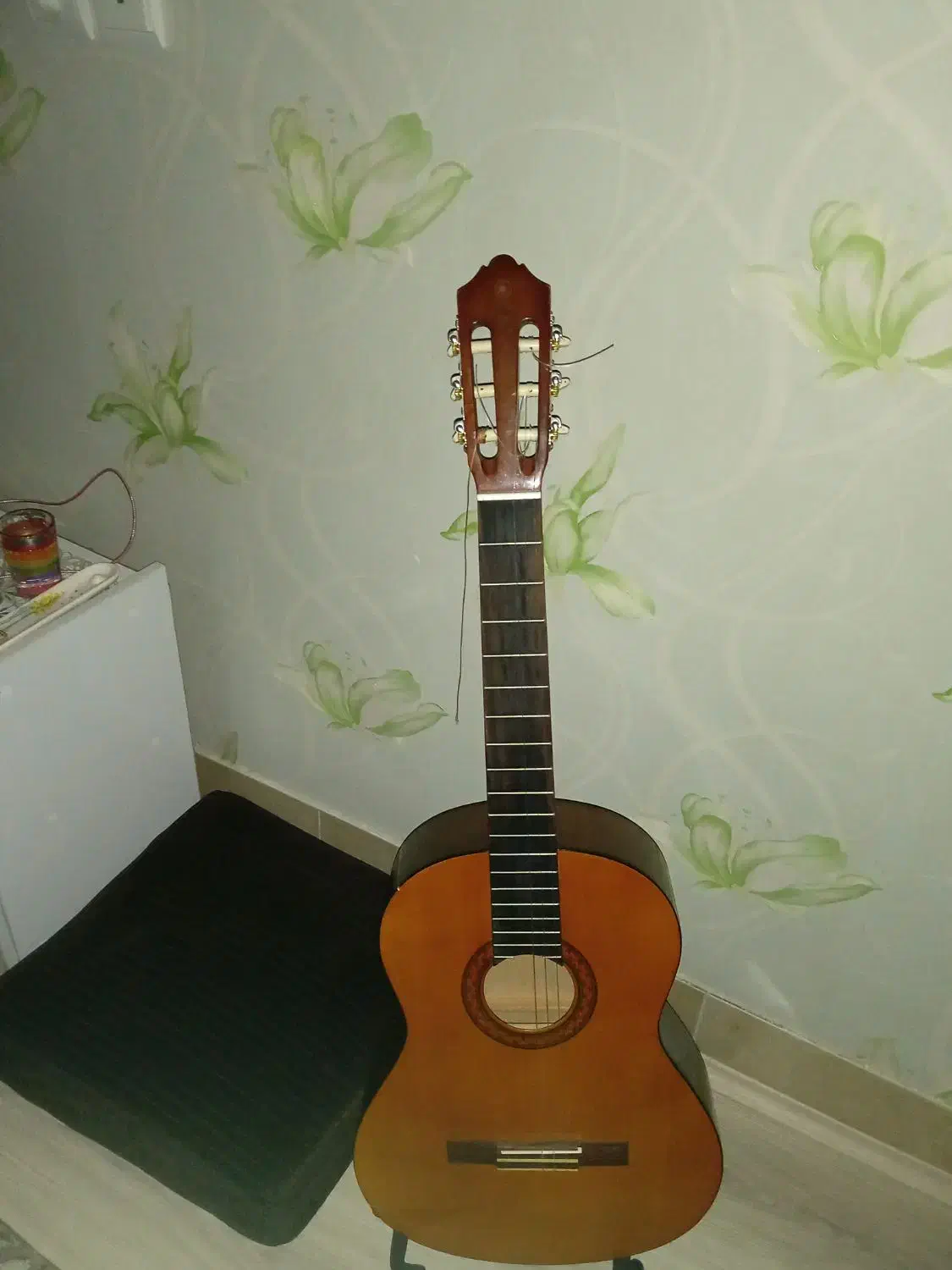 گیتار فروشی|گیتار، بیس، امپلیفایر|میانه, |دیوار