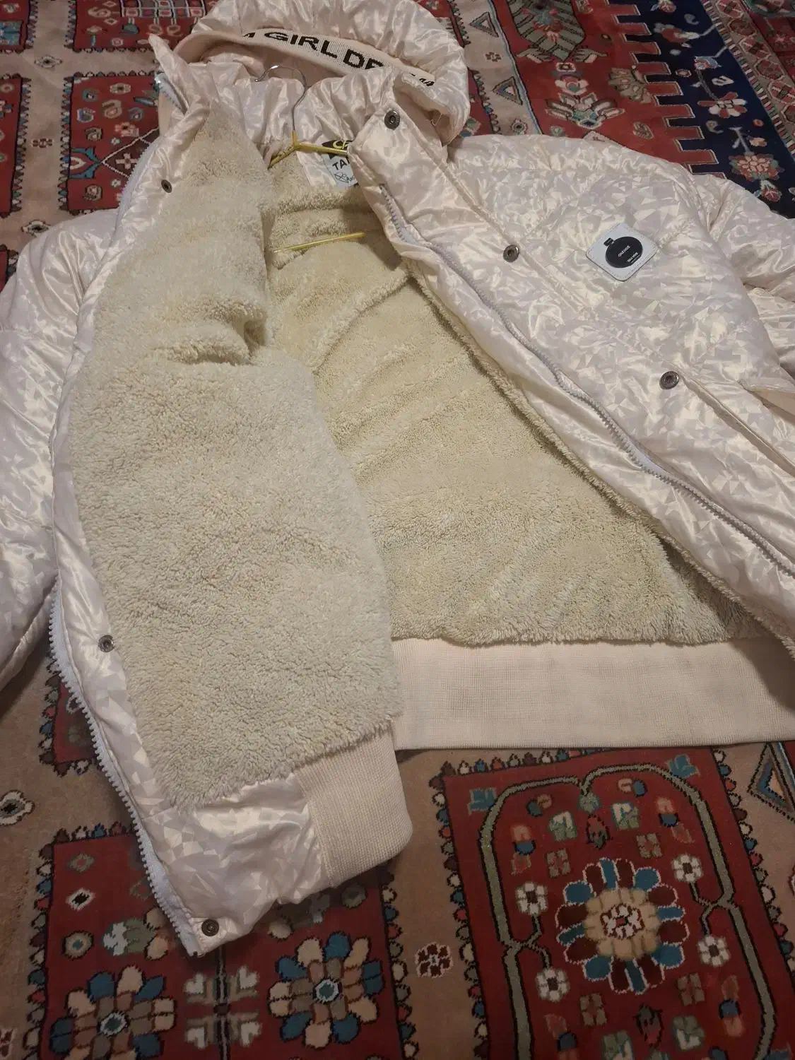 کاپشن دخترانه|لباس|ری, شهید غیوری (ابن باویه)|دیوار