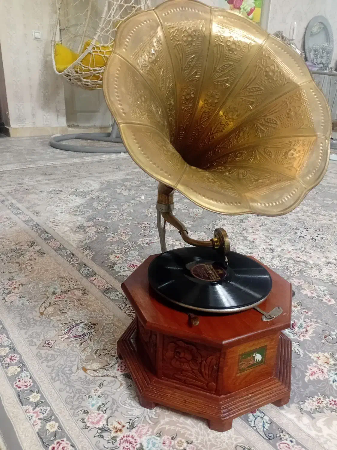 گرامافون قدیمی|کلکسیون اشیاء عتیقه|رباط‌کریم, رباط‌کریم|دیوار