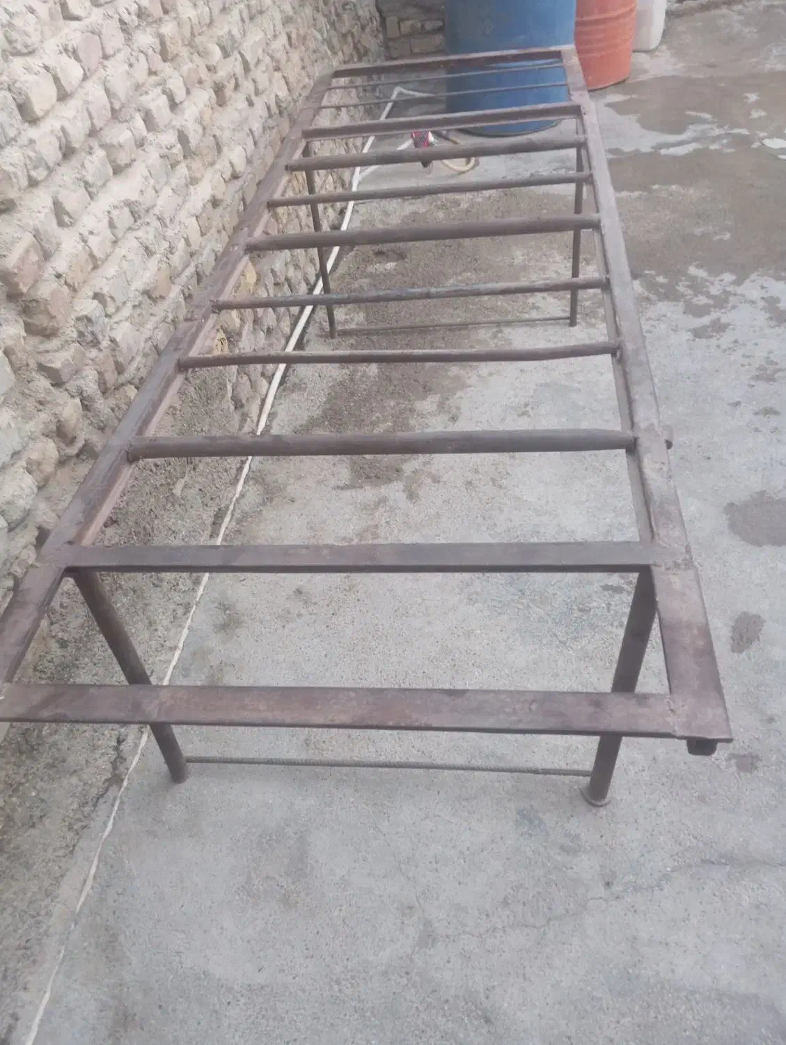 یک عدد تخت آهنی سالم  دوتا بشکه نفتی سالم یک کمد|حراج|زابل, |دیوار