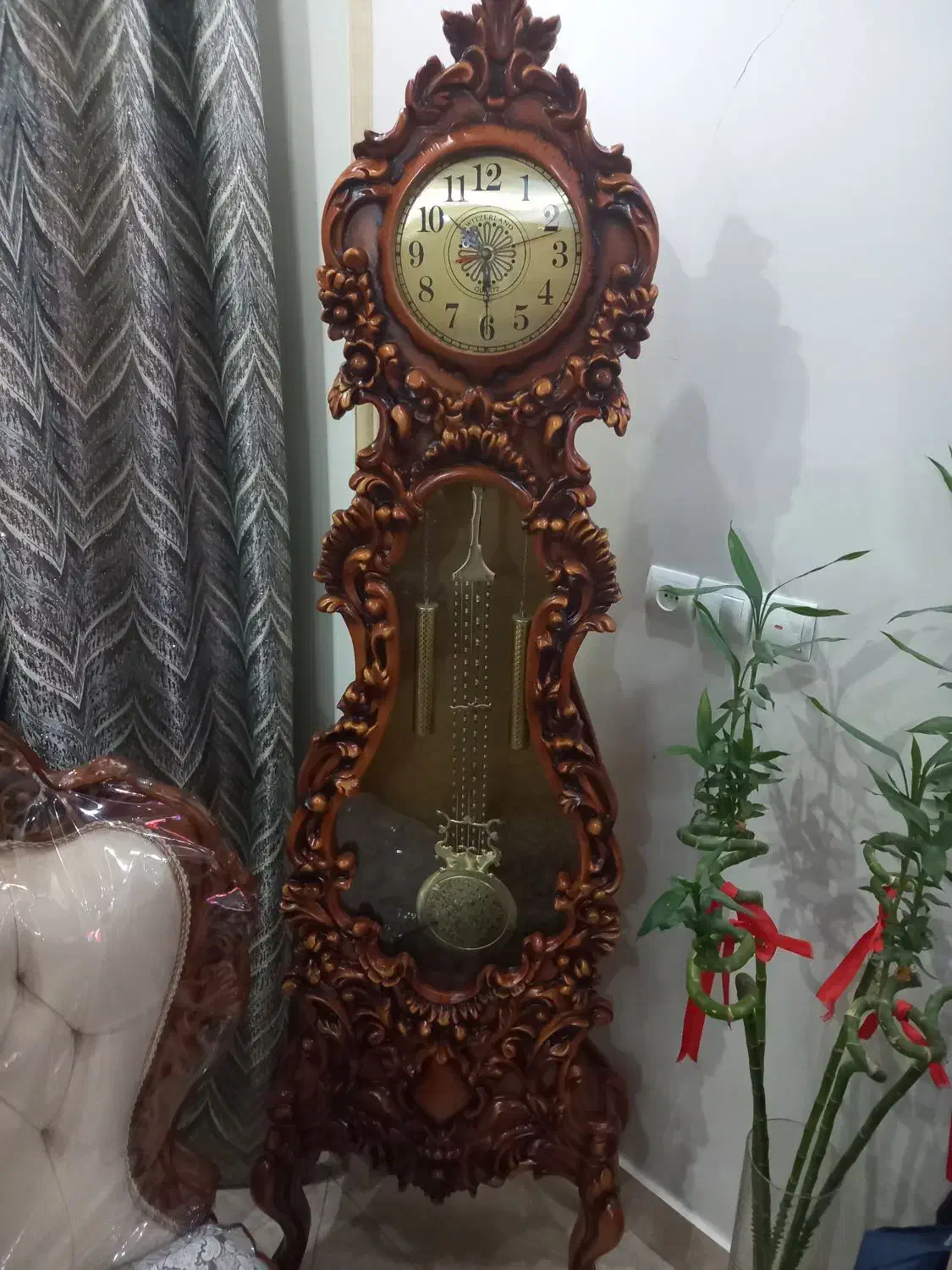 ساعت ایستاده کنار سالنی|مبلمان خانگی و میز عسلی|اسلام‌شهر, شهرک مفیدی|دیوار