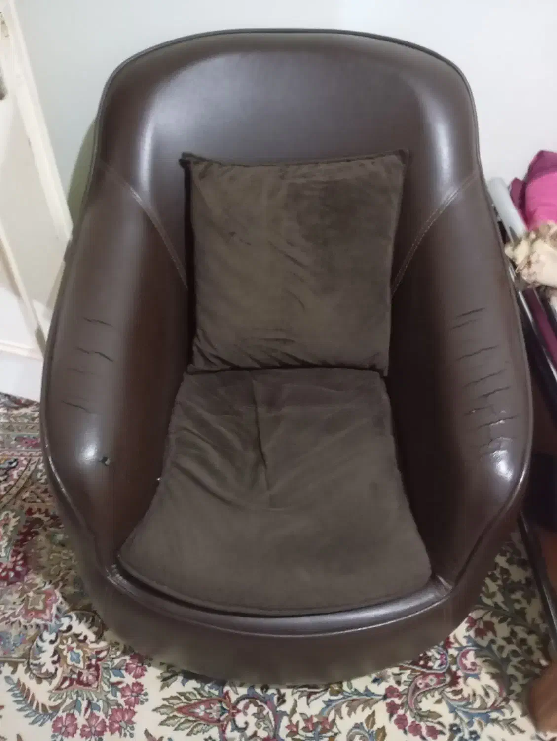 دوعدد راحتی تک نفره تمام چرم|مبلمان خانگی و میز عسلی|قم, باجک دو|دیوار