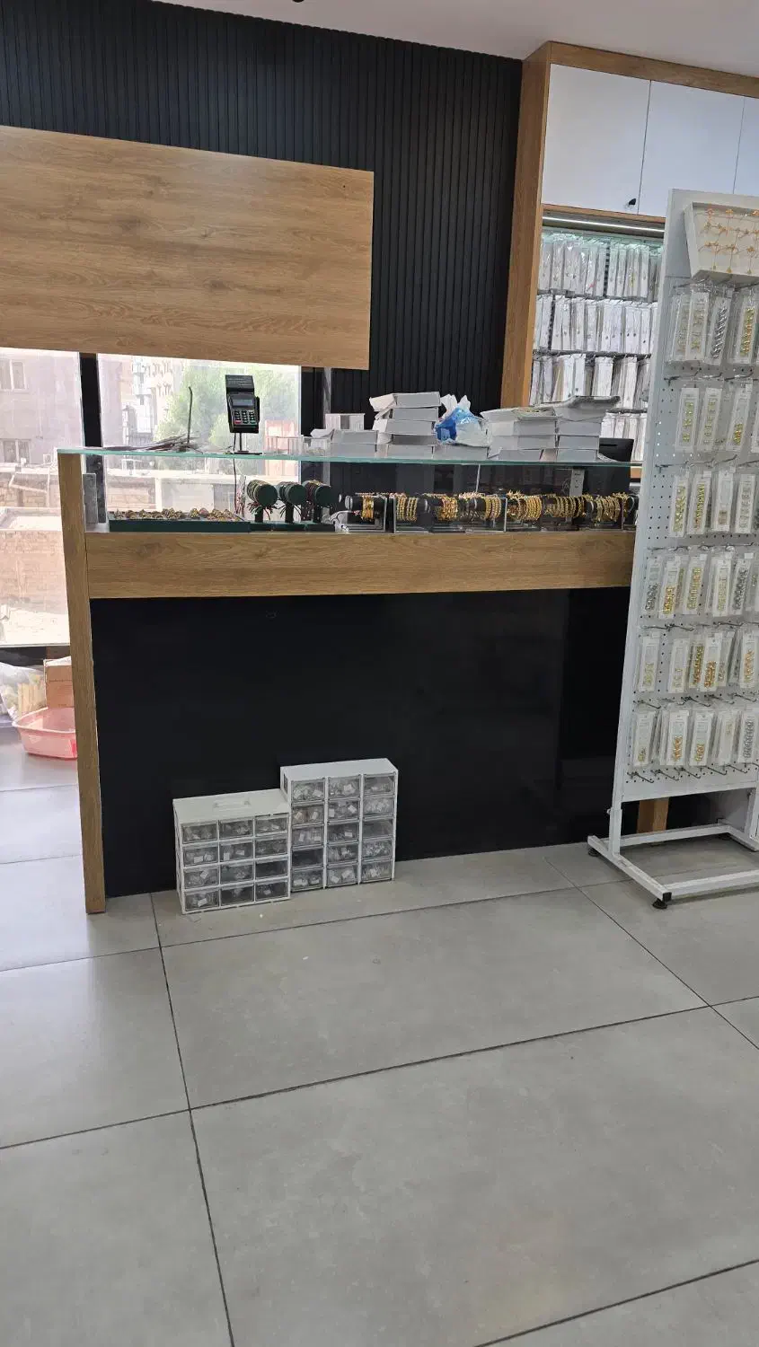 فروشنده خانم نیازمندیم|استخدام بازاریابی و فروش|بندرعباس, |دیوار