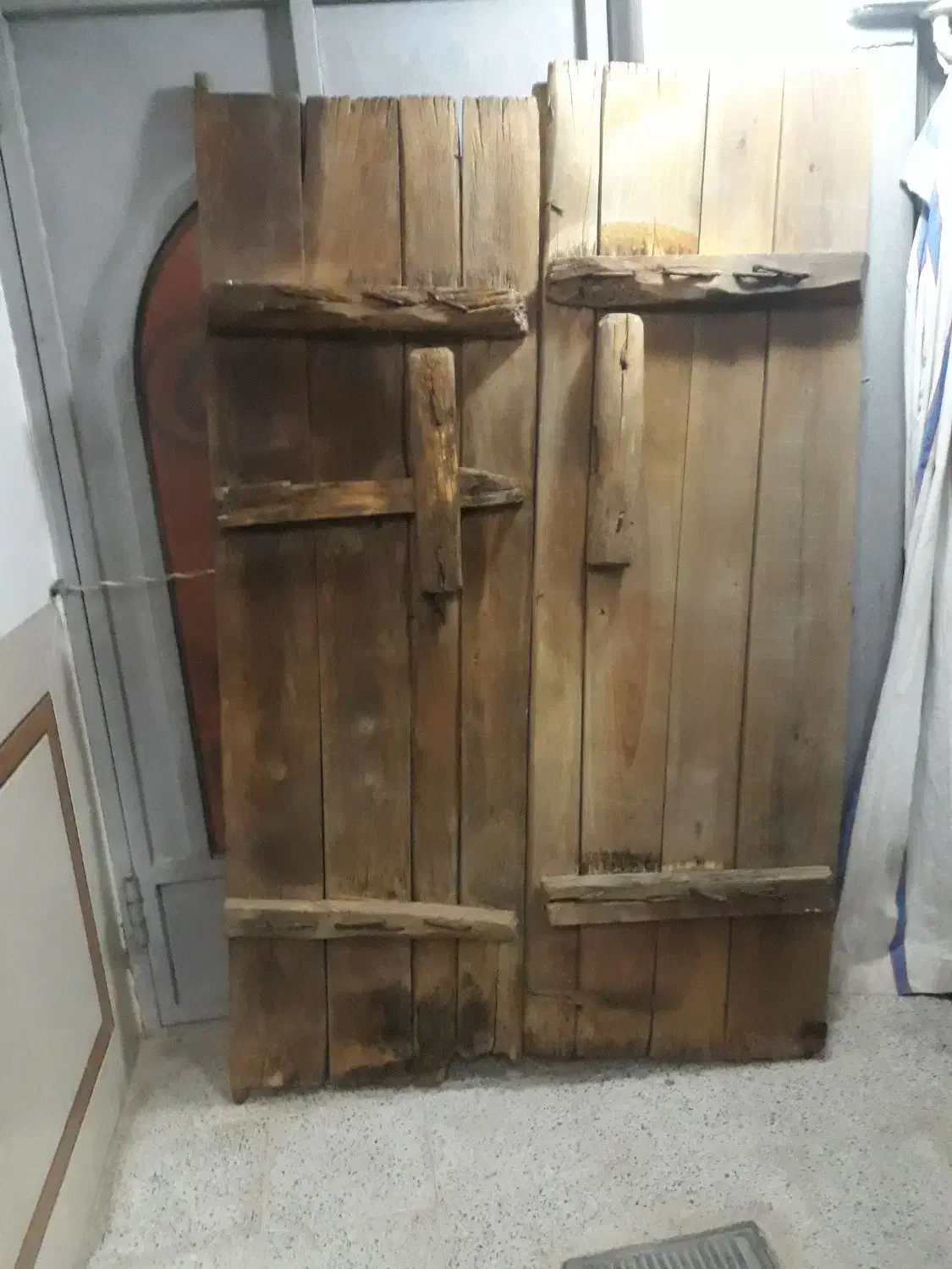 درب دو لنگه چوبی|کلکسیون اشیاء عتیقه|تیران, |دیوار