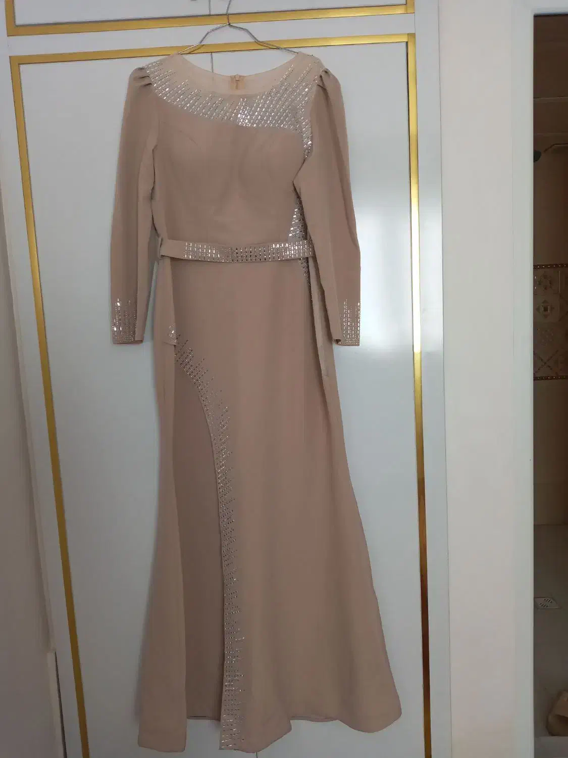 لباس مجلسی|لباس|لالجین, |دیوار