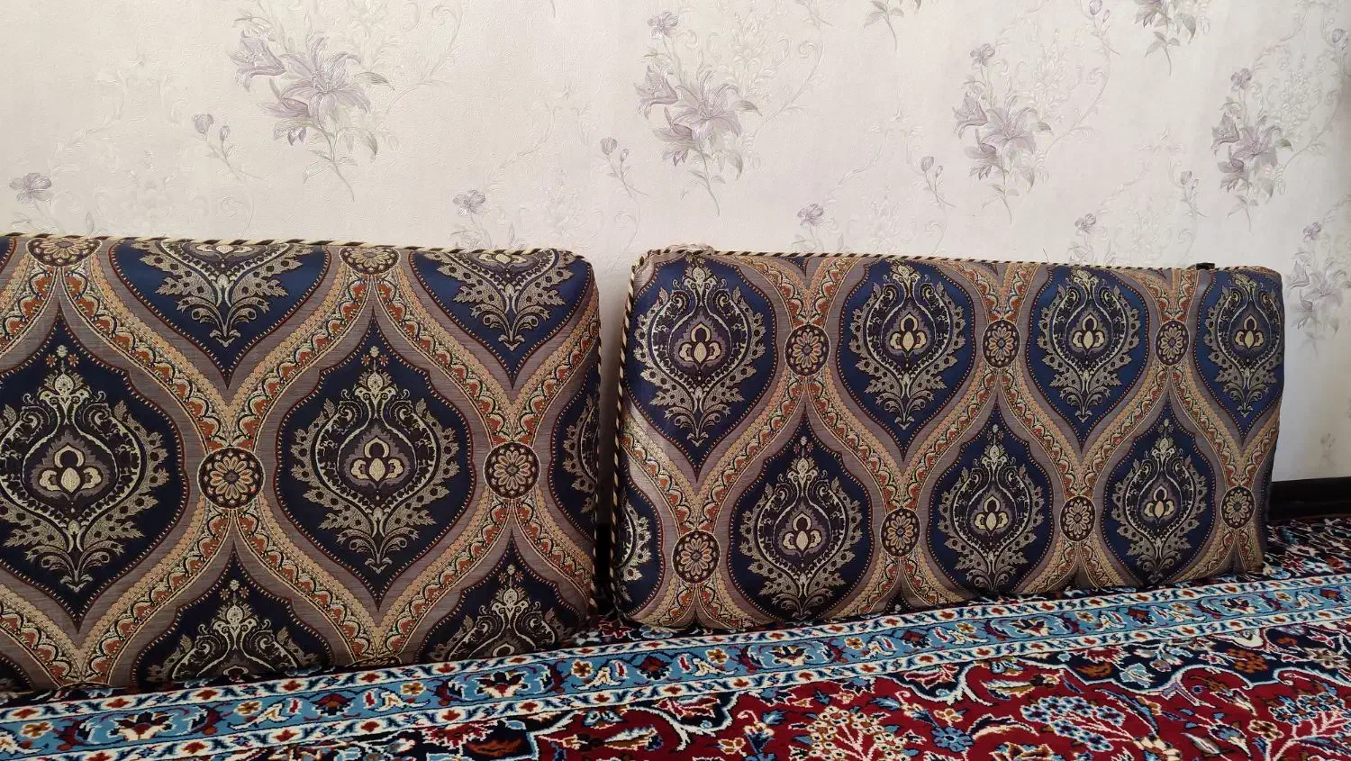 دوعددپشتی درحدنو|پشتی|خرم‌آباد, |دیوار