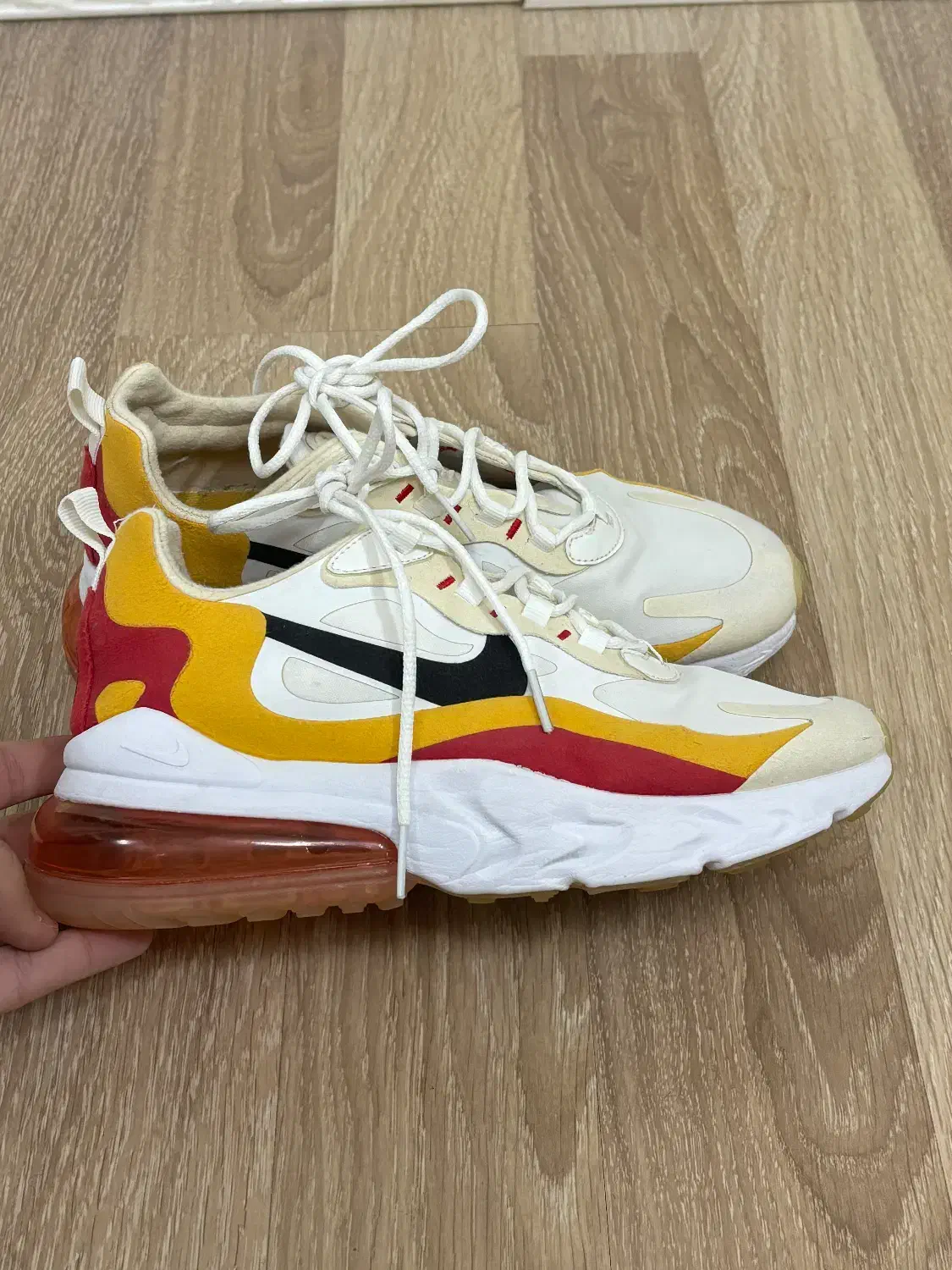 دو عدد کفش|کیف، کفش، کمربند|گنبد کاووس, |دیوار