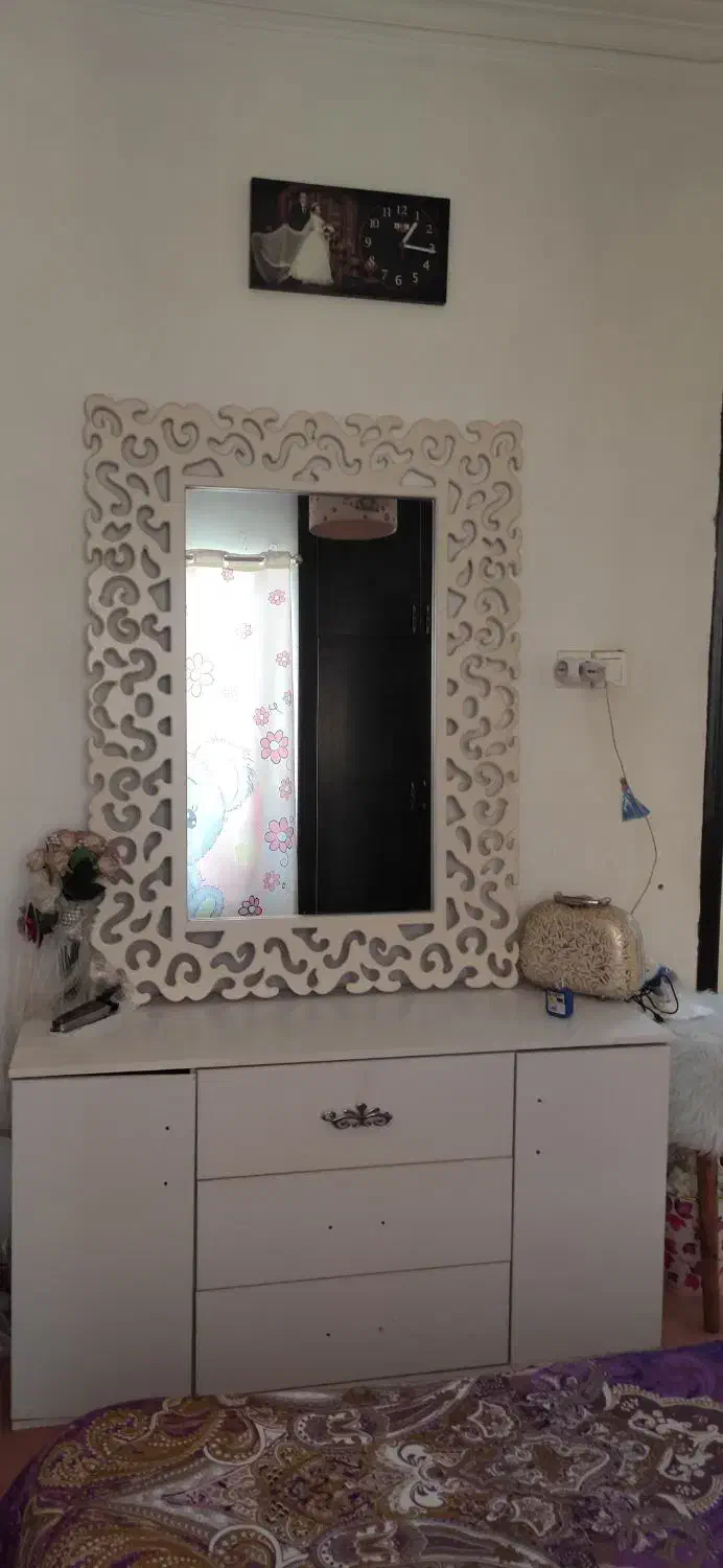 تخت خواب و میز وایینه|تخت و سرویس خواب|صومعه‌سرا, |دیوار