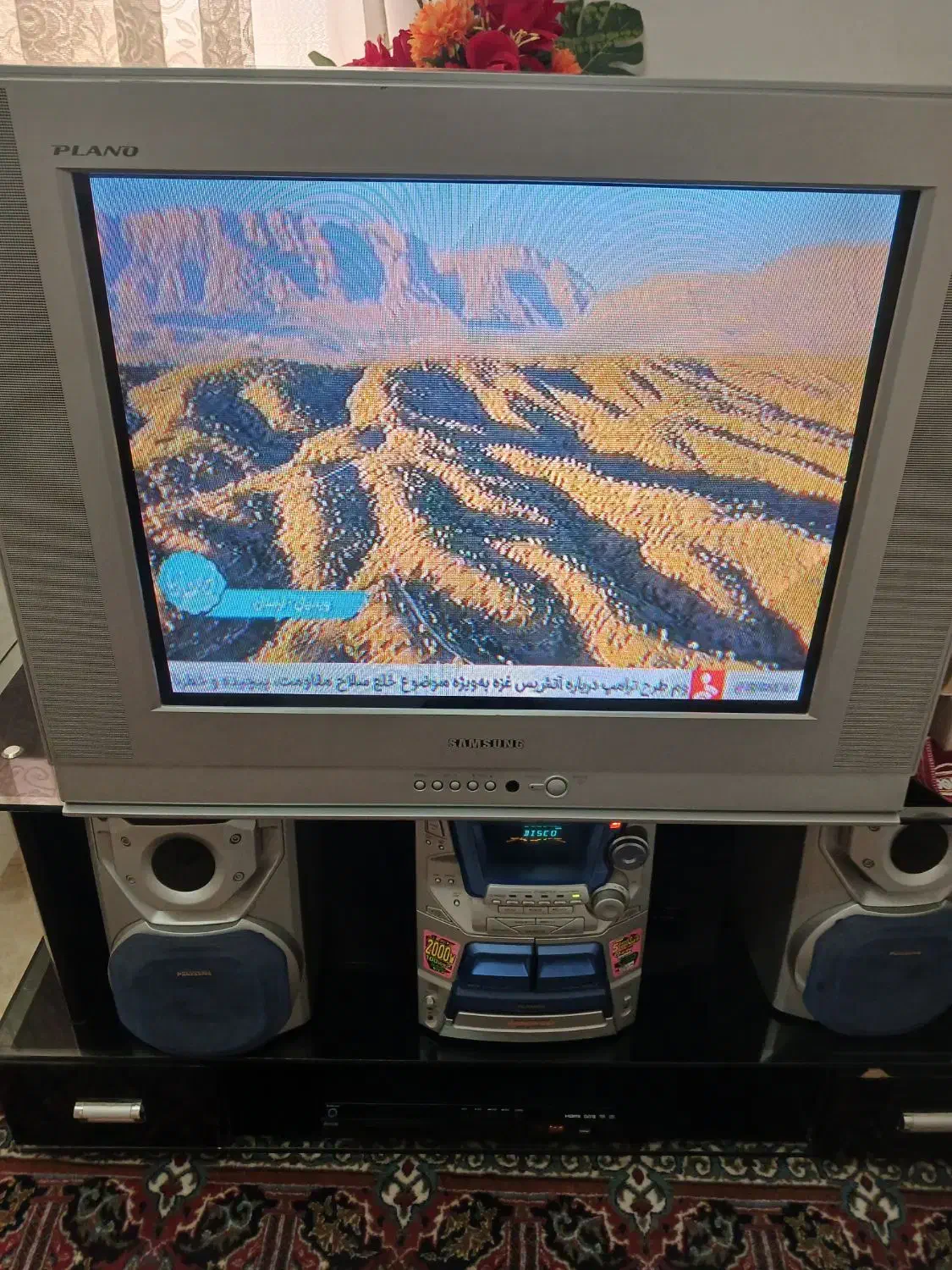 تلوزیون به همراه میز تلوزیون|تلویزیون و پروژکتور|رشت, پل تالشان|دیوار