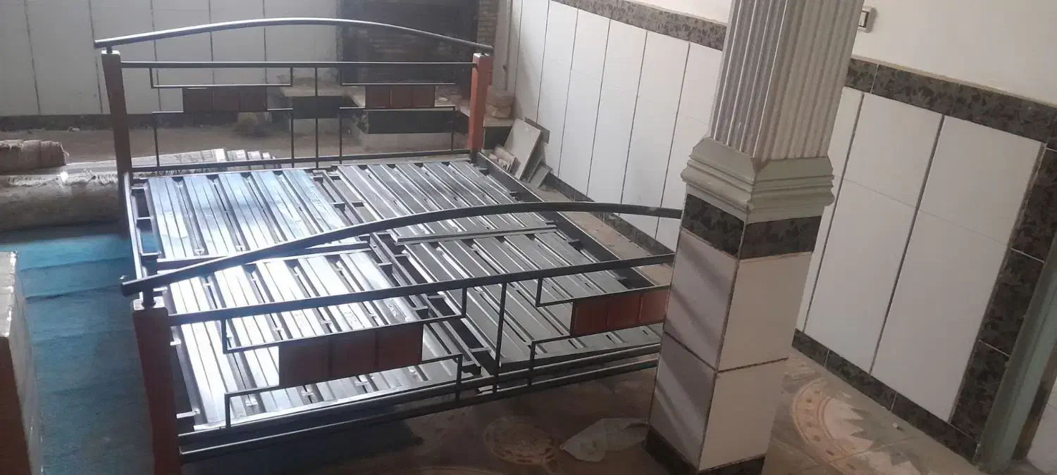 تخت خواب دو نفره فلز و چوب همراه تشک زیر تشکی فلزی|تخت و سرویس خواب|نهاوند, |دیوار