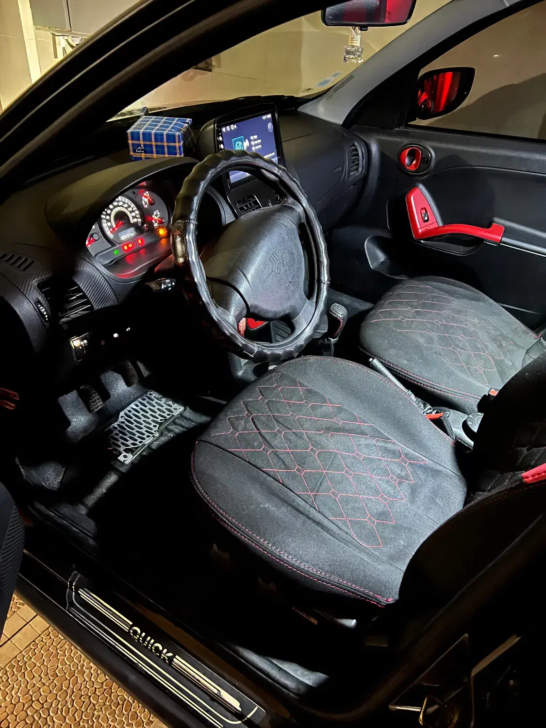 کوییک آر ۱۴۰۰ بی رنگ با دوربین و مانیتور|خودرو سواری و وانت|لاهیجان, شیشه گران|دیوار