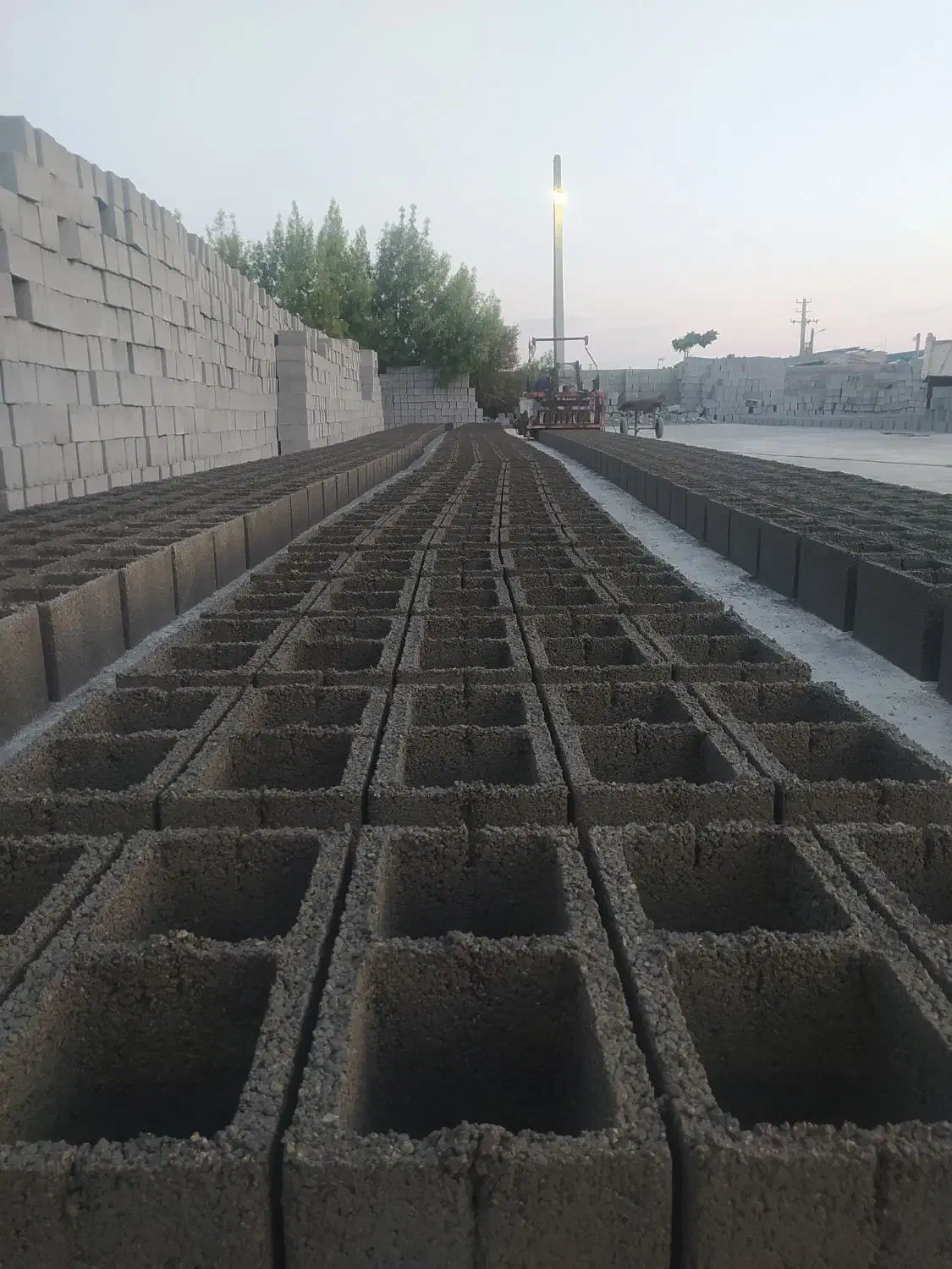 نیاز کارگر بلوک زن|استخدام معماری، عمران و ساختمانی|میناب, |دیوار