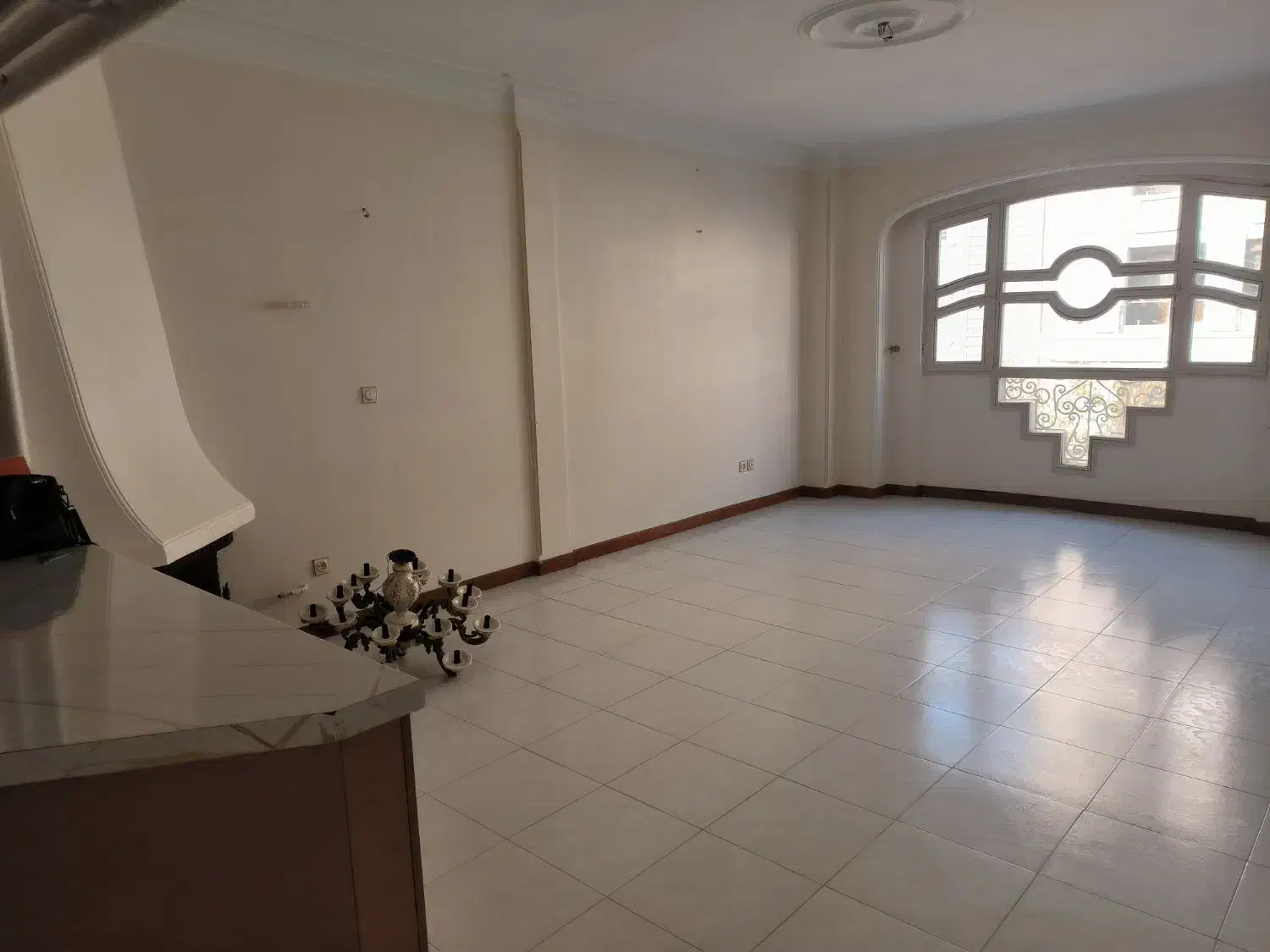 آپارتمان فلکه اول ۱۰۰ متر دو خواب شیک غرق نور