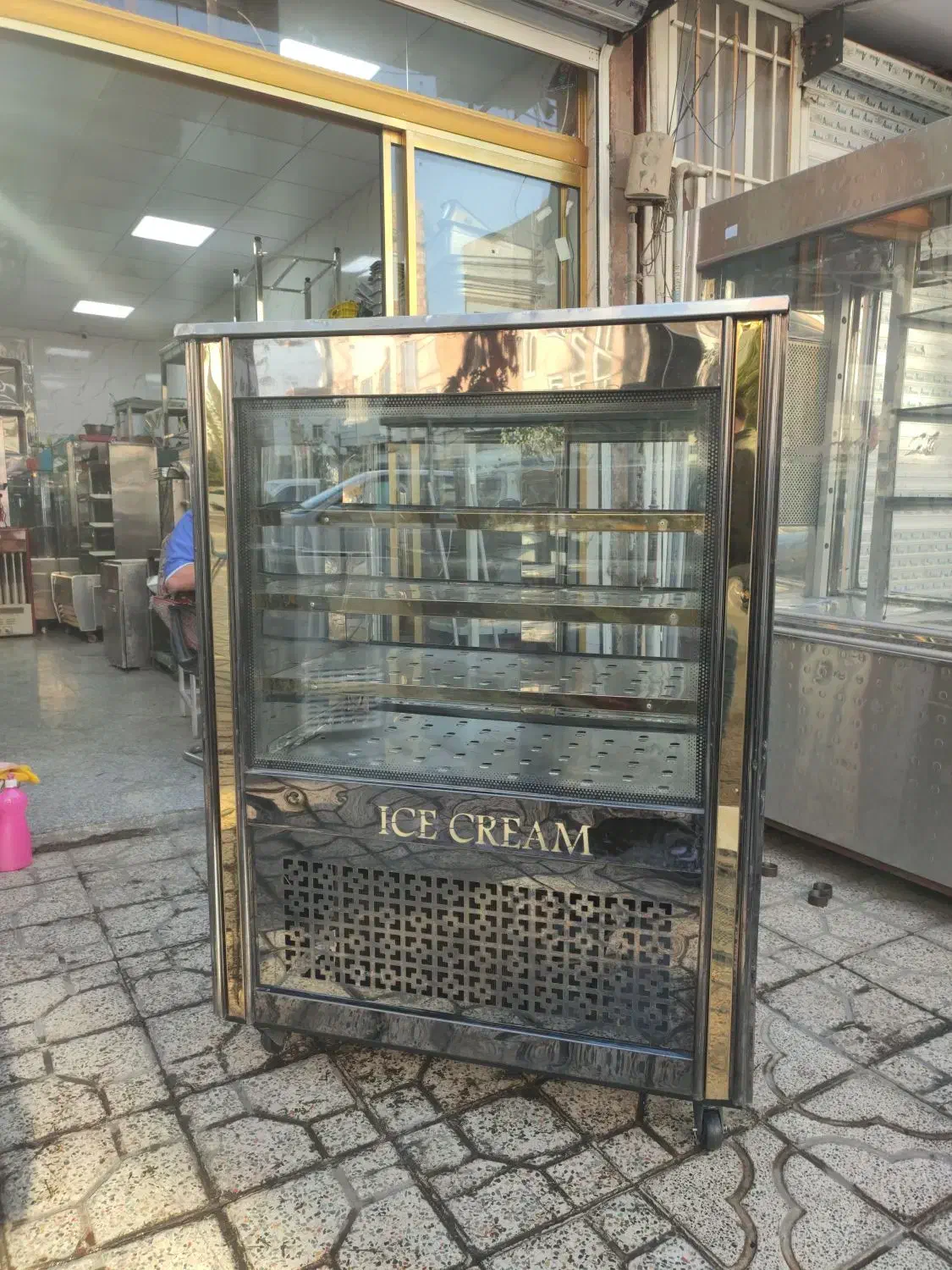 فریزر مکعبی ویترینی یک متری در حد نونو|فروشگاه و مغازه|نسیم‌شهر, |دیوار