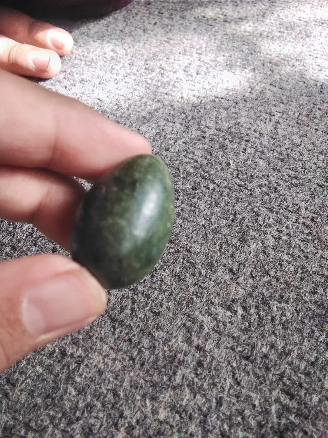 سنگ یشم زیبا سبز تخم مرغی وسنگ آسیاب|کلکسیون اشیاء عتیقه|تویسرکان, |دیوار