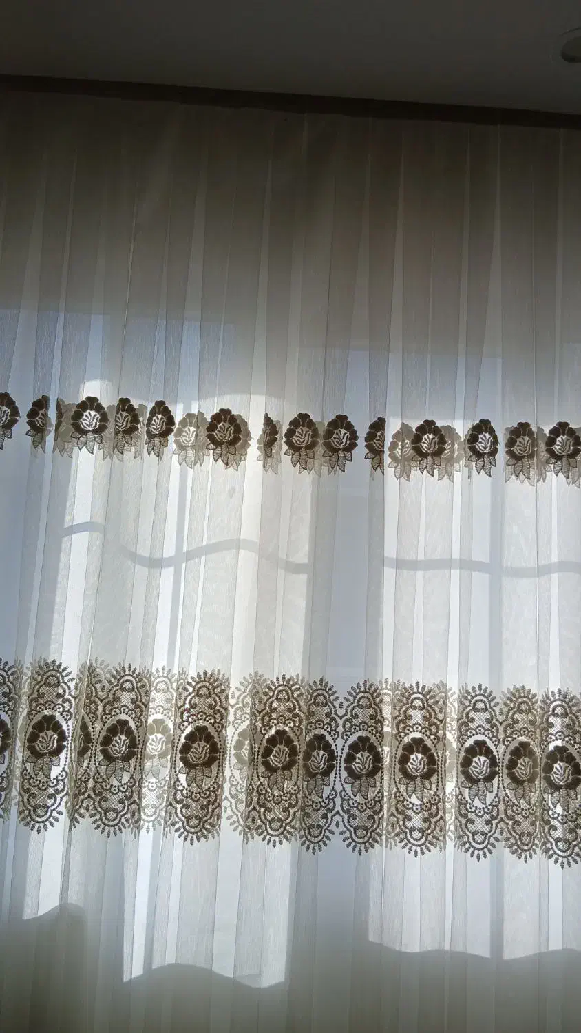 سه عددپرده حریر با گلهای خامه دوزی شده در لاهیجان|پرده، رانر، رومیزی|لاهیجان, امیرشهید|دیوار