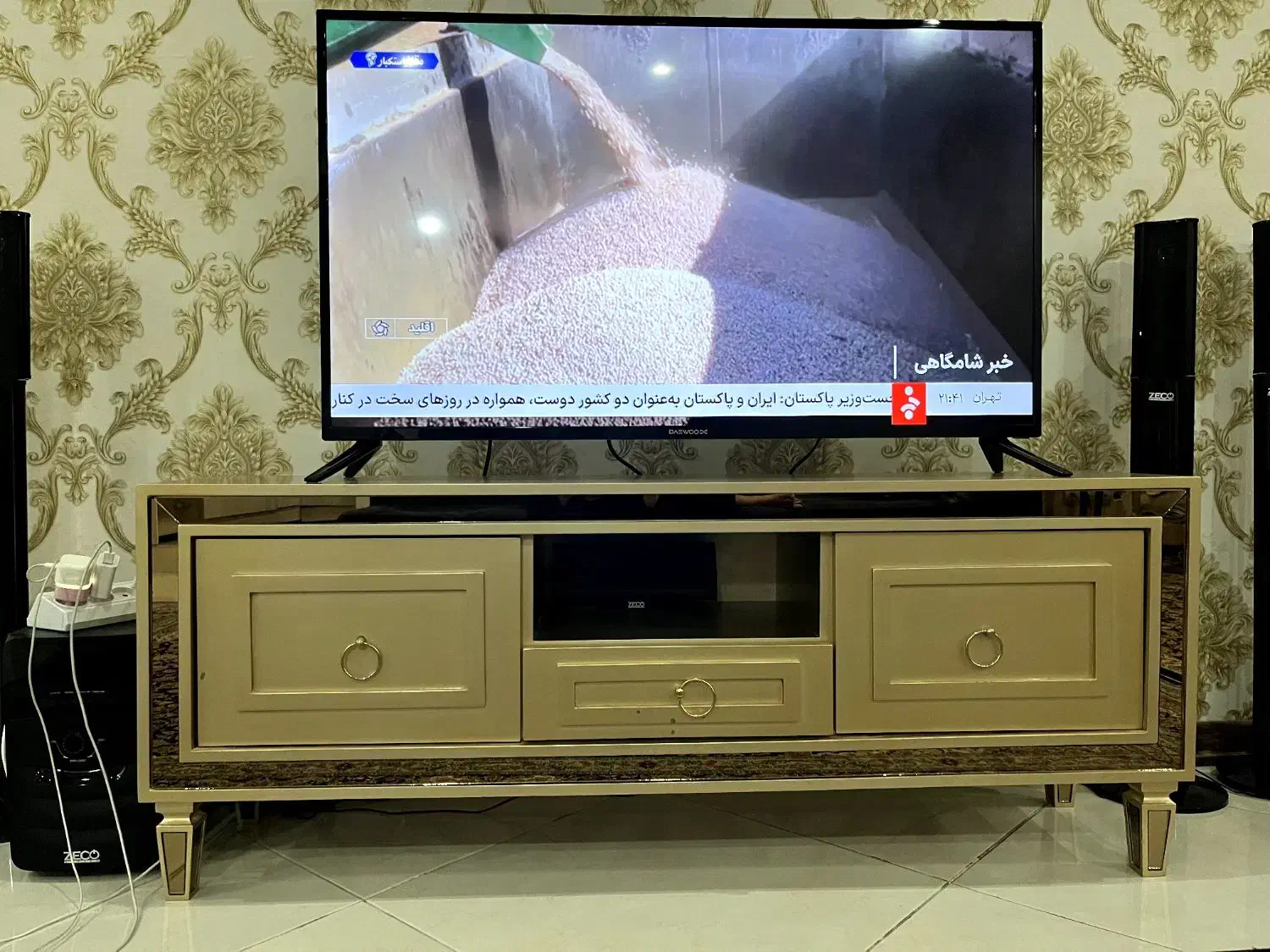 میز تلویزیون و کنسول|بوفه، ویترین، کنسول|کرج, باغستان|دیوار