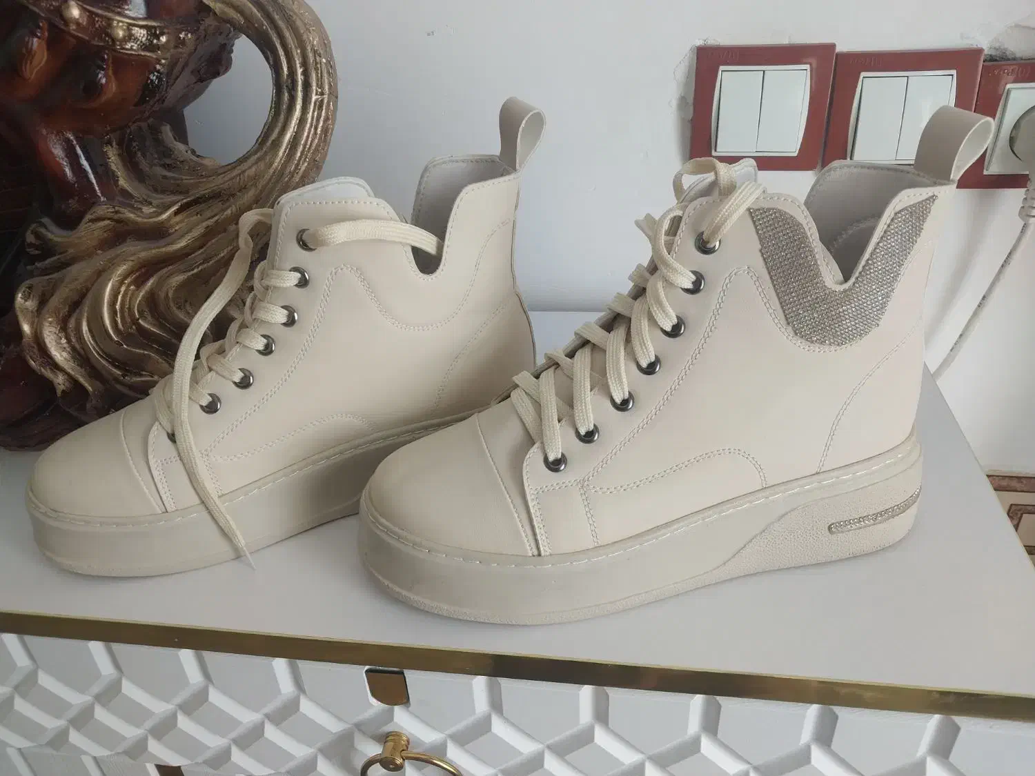 نیم بوت|کیف، کفش، کمربند|تاکستان, |دیوار