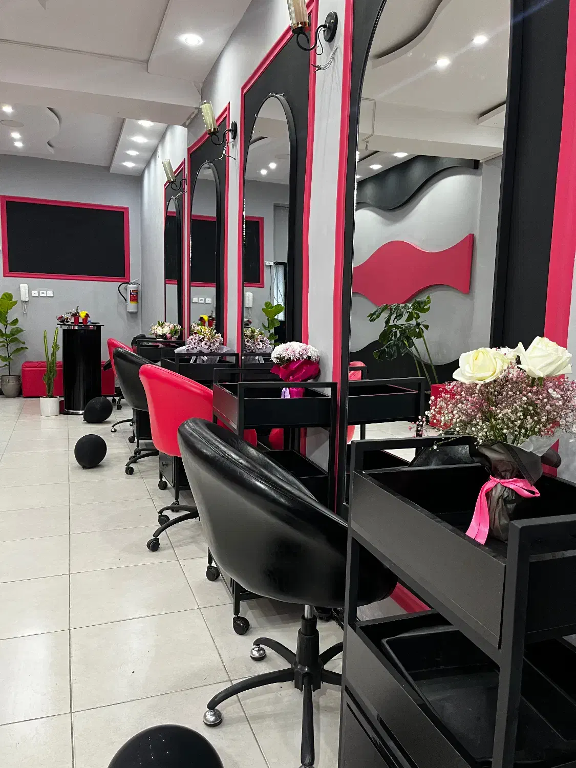 اجاره لاین در بهترین لوکیشن 50% تخفیف|آرایشگاه و سالن‌های زیبایی|زاهدان, |دیوار