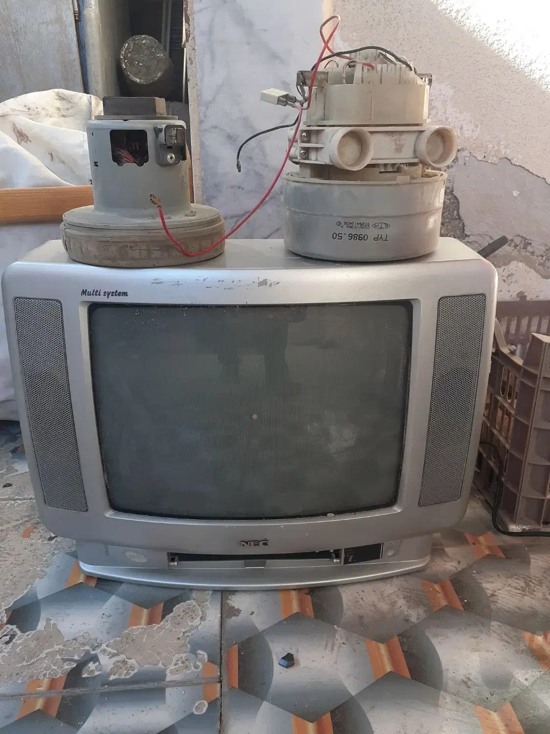 تلویزیون ۱۴اینچ و دوعدد موتور جاروبرقی.|سایر لوازم برقی|شیروان (خراسان), |دیوار