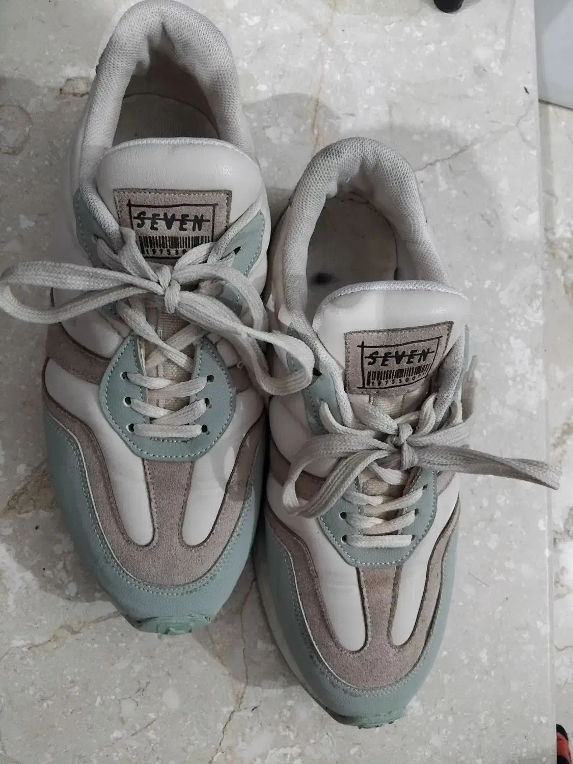 کتونی|کیف، کفش، کمربند|صومعه‌سرا, |دیوار