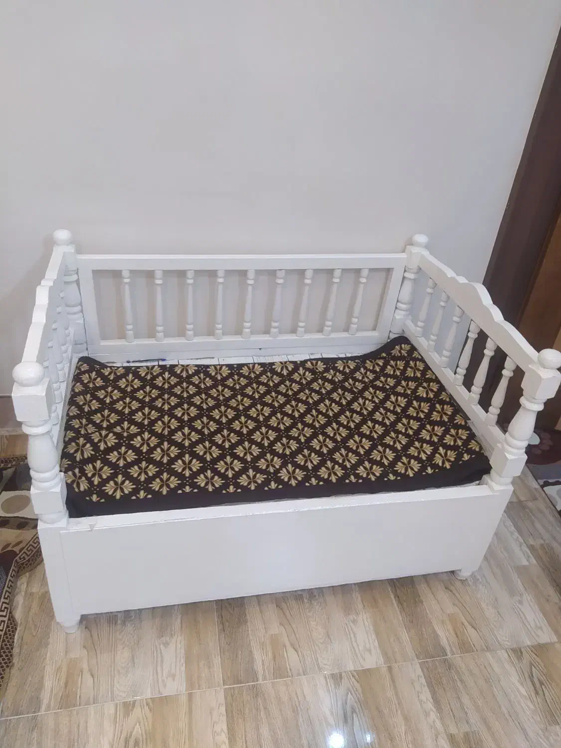 میز نشیمن|میز و صندلی غذاخوری|اصفهان, ارغوانیه|دیوار