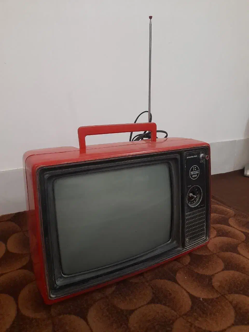 تلویزیون عتیقه|تلویزیون و پروژکتور|تربتحیدریه, منصوریه|دیوار
