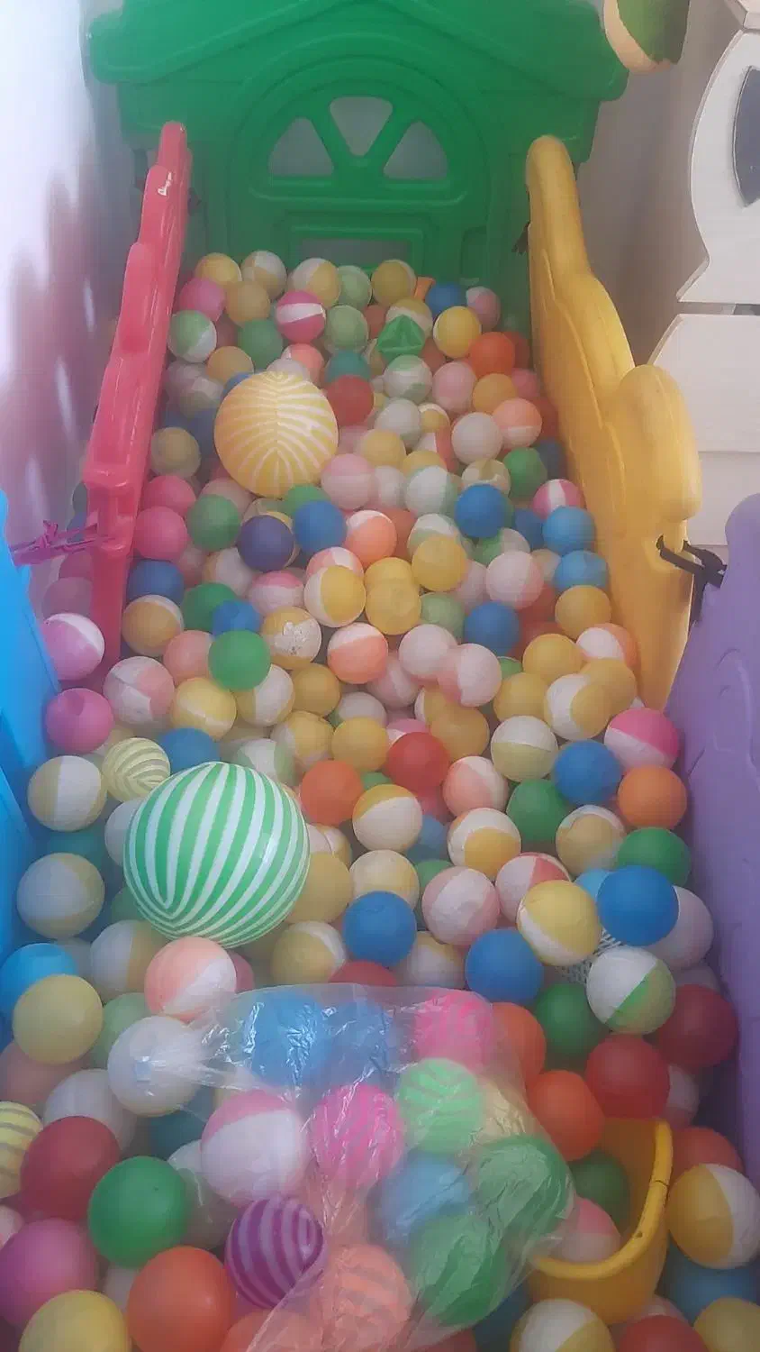 استخر توپ|اسباببازی|اسفراین, |دیوار