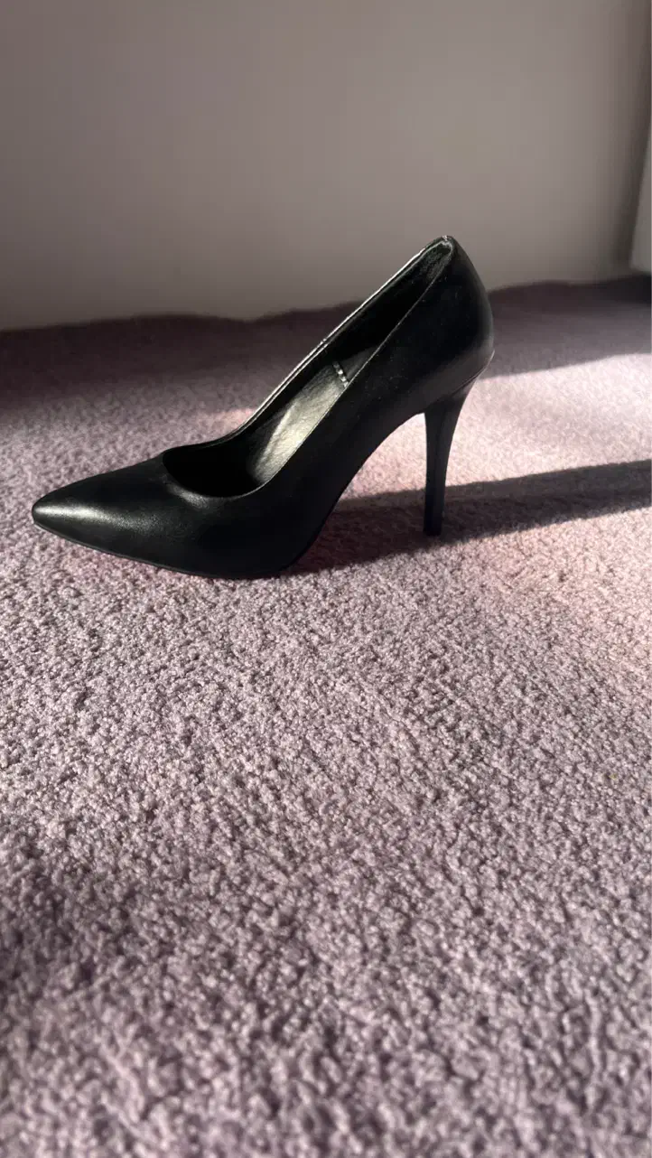 کفش مجلسی|کیف، کفش، کمربند|قم, چهل درخت‎|دیوار