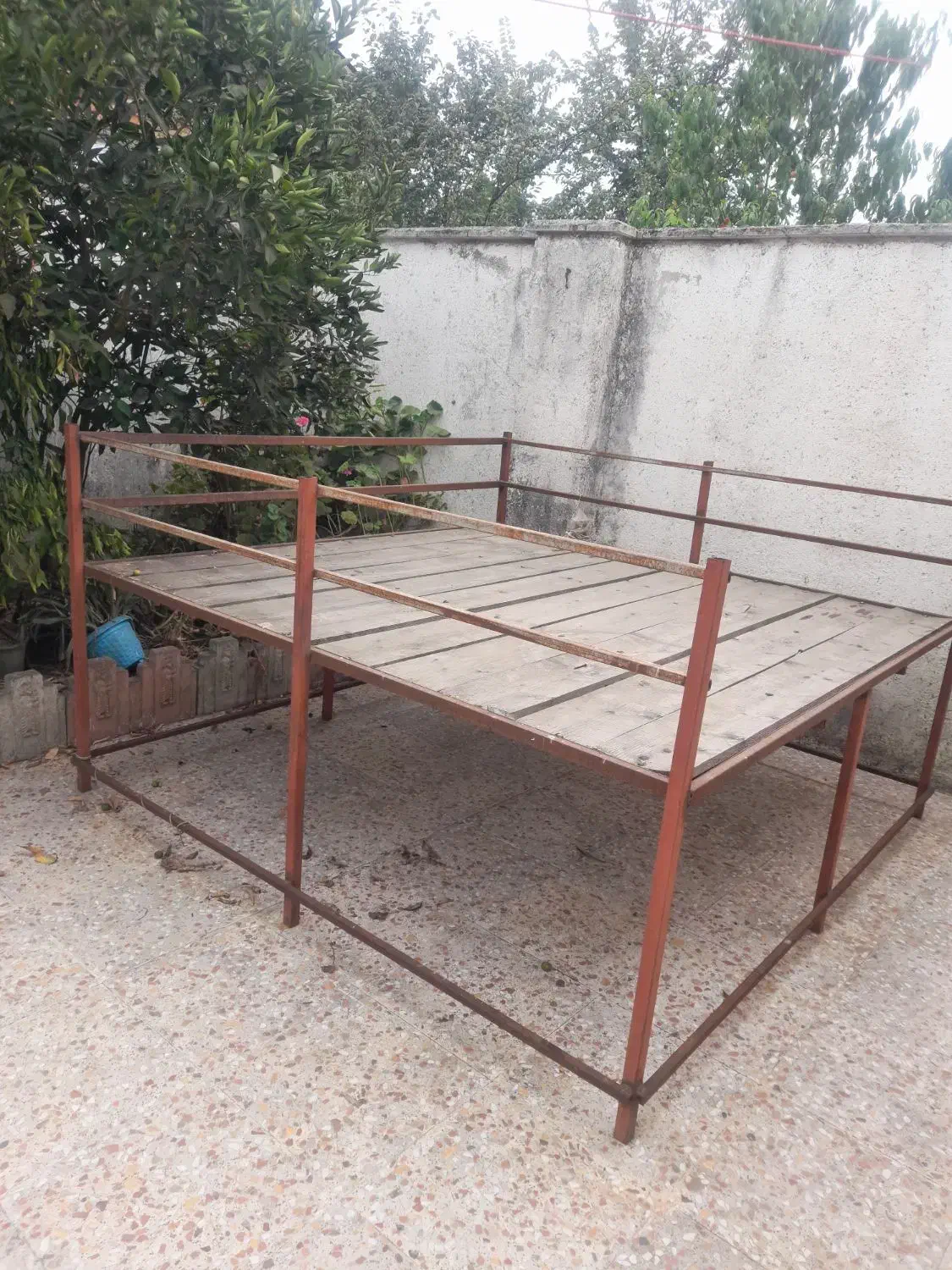 تخت آهنی وچوبش نرات|تخت و سرویس خواب|کومله, |دیوار