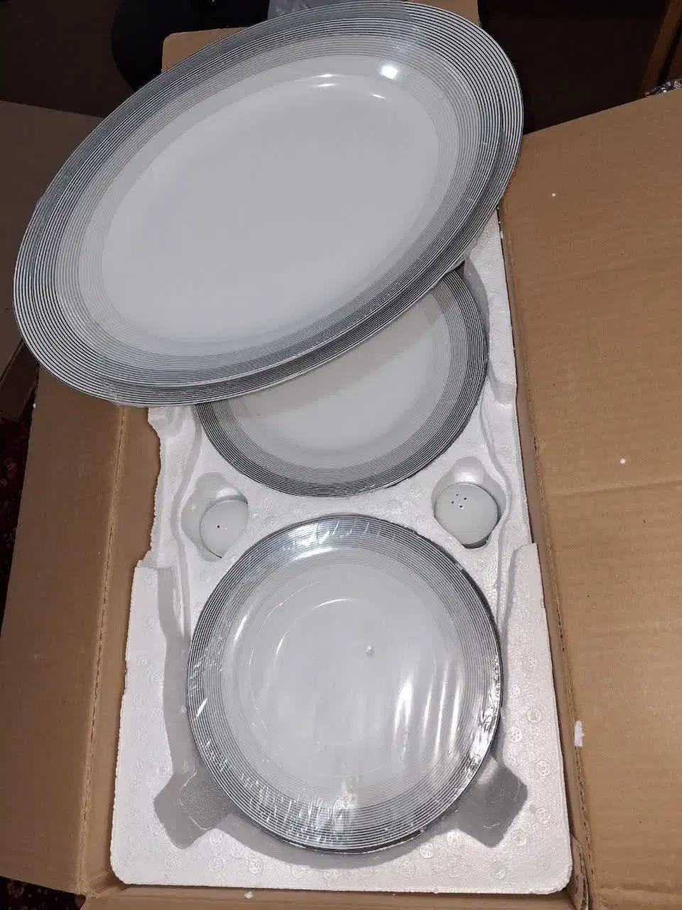 سرویس چینی ۲۸ پارچه زرین پلمپ ۶ نفره|ظروف سرو و پذیرایی|شیراز, شهرک بزین|دیوار