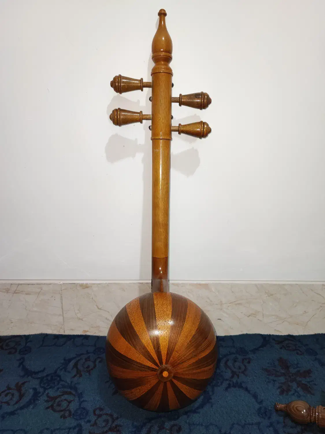 کمانچه پشت بسته|سازهای سنتی|زرقان, |دیوار