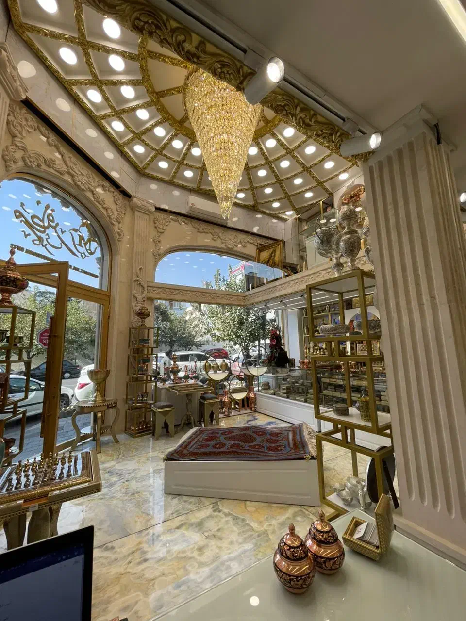 استخدام فروشنده و صندوقدار فروشگاه فرش صنایع دستی|استخدام بازاریابی و فروش|تهران, نجات اللهی|دیوار