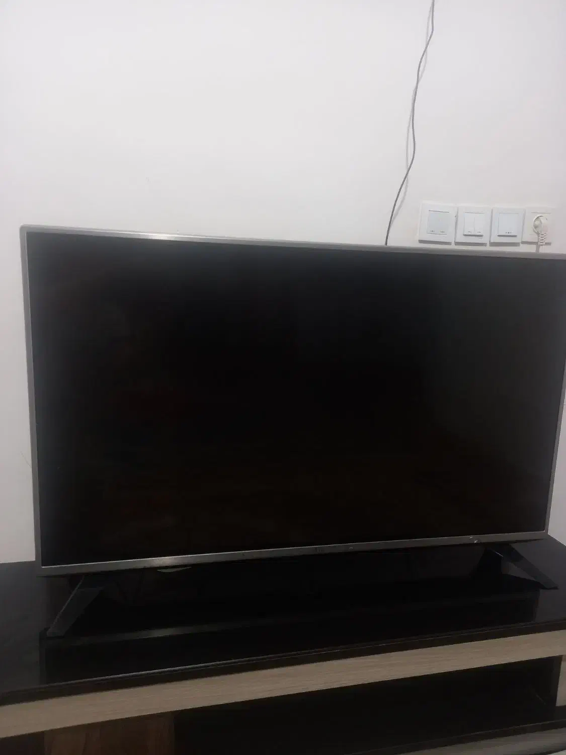 ال ای دی ۴۳ اینچ ال جی همراه میز|تلویزیون و پروژکتور|سیاهکل, |دیوار