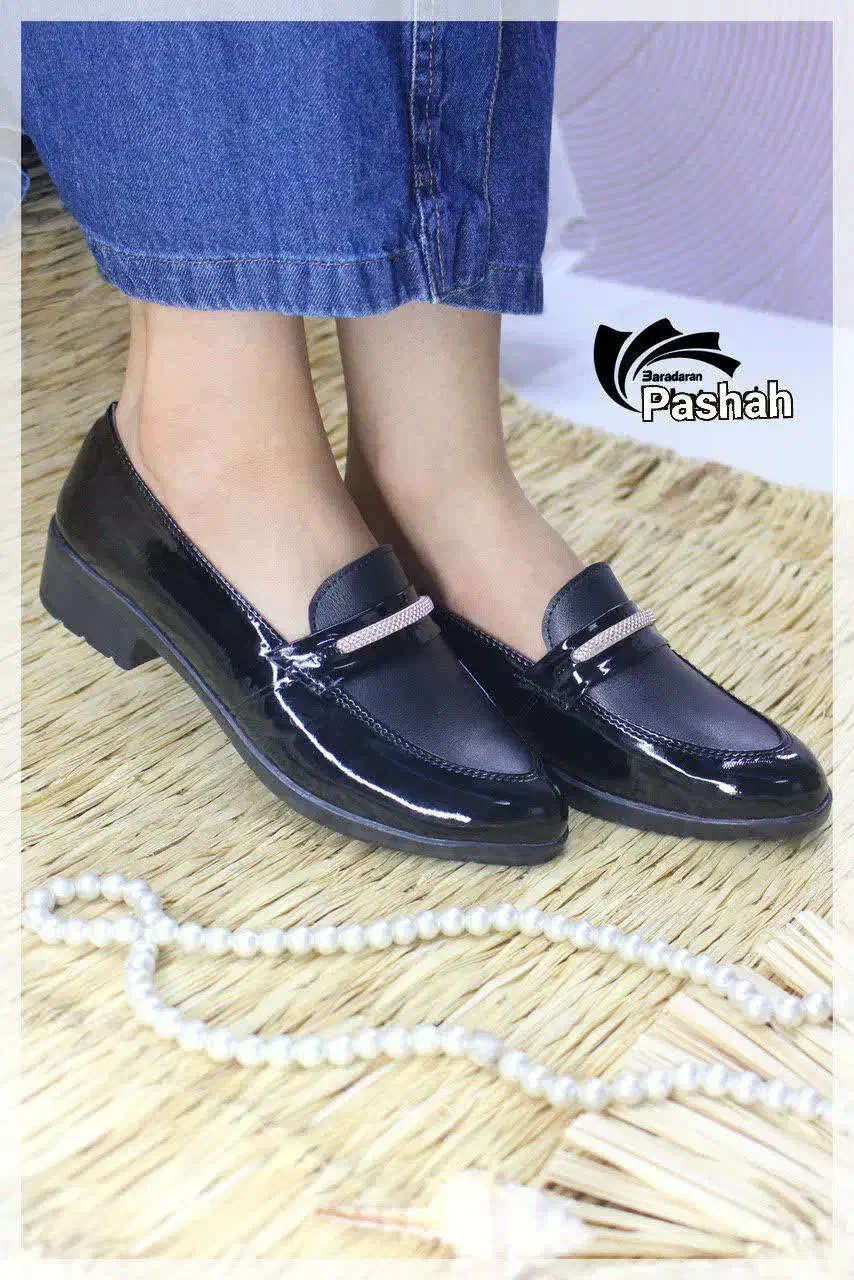 کفش و کالج|کیف، کفش، کمربند|قم, مسجد امام حسن|دیوار