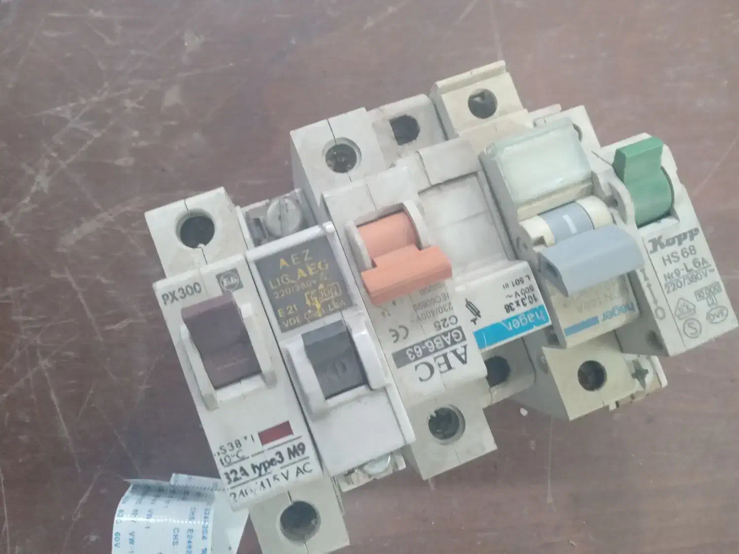 کلید مینیاتوری برقی|مصالح و تجهیزات ساختمان|بهارستان, |دیوار