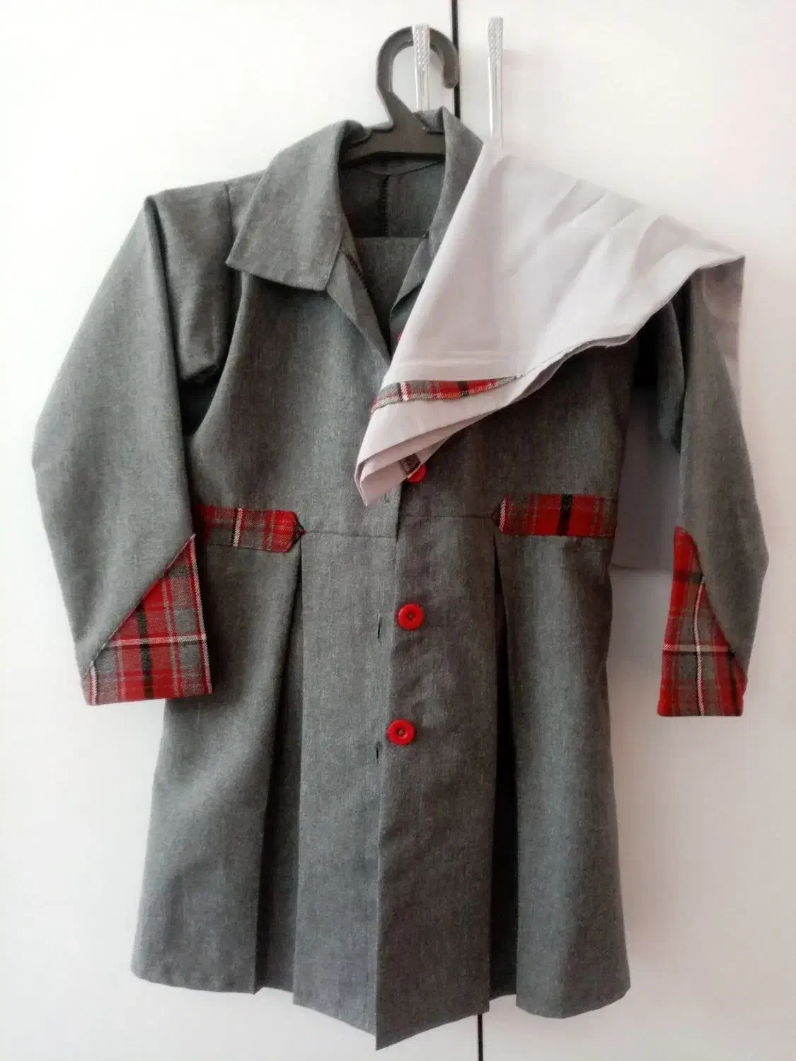 لباس ها در حد نو|لباس|تربتحیدریه, منظر|دیوار