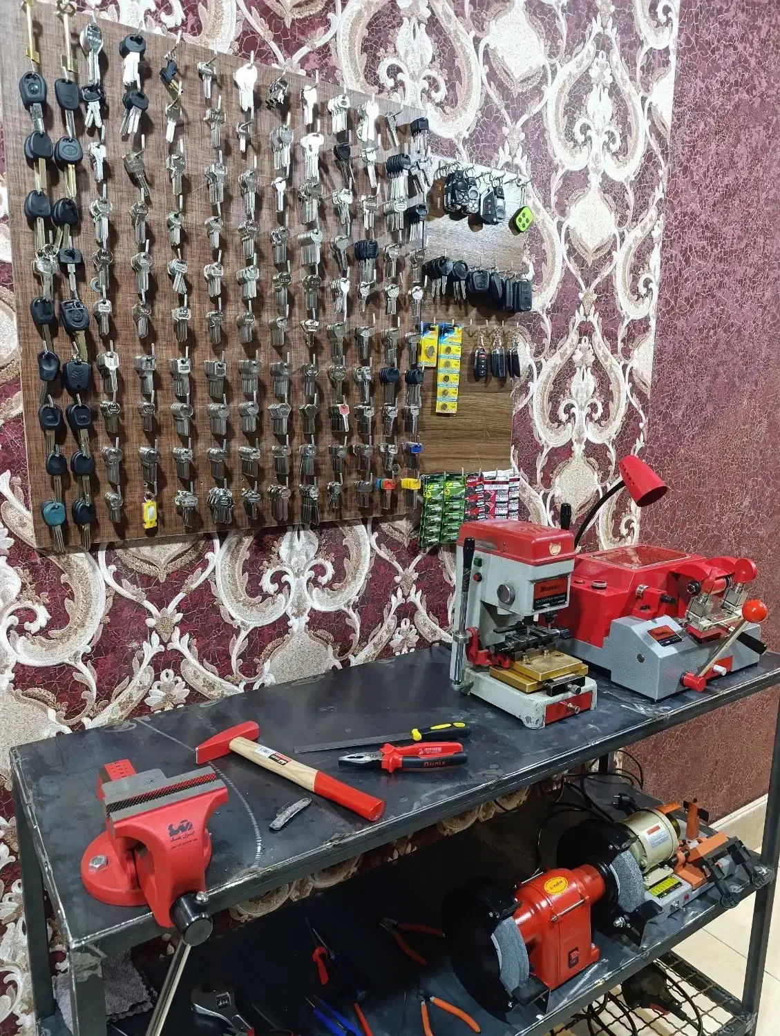 کلید سازی مدرن اندیشه|خدمات پیشه و مهارت|اندیشه, اندیشه فاز ۴|دیوار