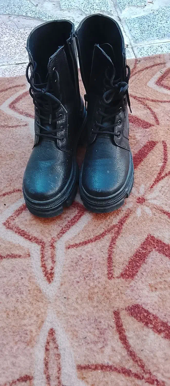 کفش نو|کیف، کفش، کمربند|خوی, |دیوار