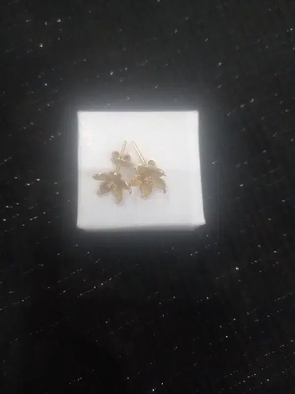 گوشواره میخی|جواهرات|نهاوند, |دیوار