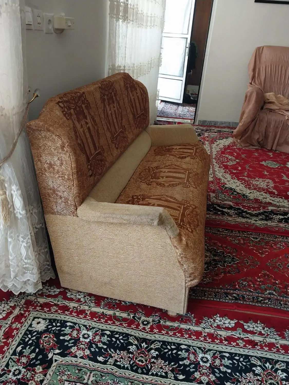 مبل راحتی|مبلمان خانگی و میز عسلی|صحنه, |دیوار