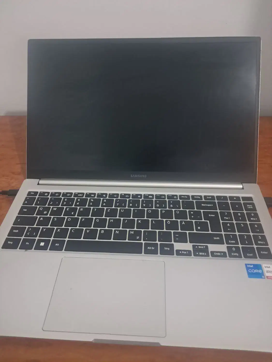 لپتاپ|رایانه همراه|رباط‌کریم, کیکاور|دیوار