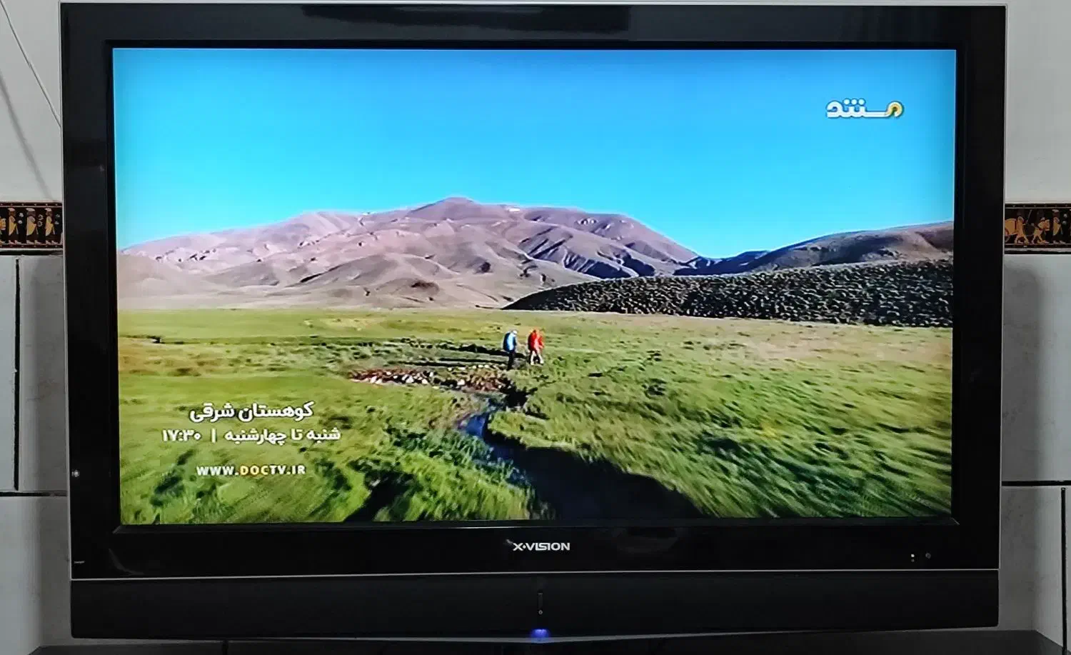 تلویزیون 46 اکس ویژن همراه با زیر تلویزیون شیشه ای|تلویزیون و پروژکتور|اهواز, کیانشهر|دیوار