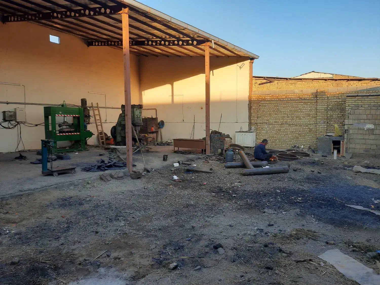 کارگاه ۲۷۰ متری ولی ۱۰۰ متر ازش به فروش می رسد|فروش دفتر صنعتی، کشاورزی، تجاری|ملایر, |دیوار